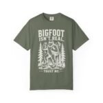 Bigfoot Isn't Real Trust Me Funny Vintage Cryptid Hiking Graphic T-Shirt